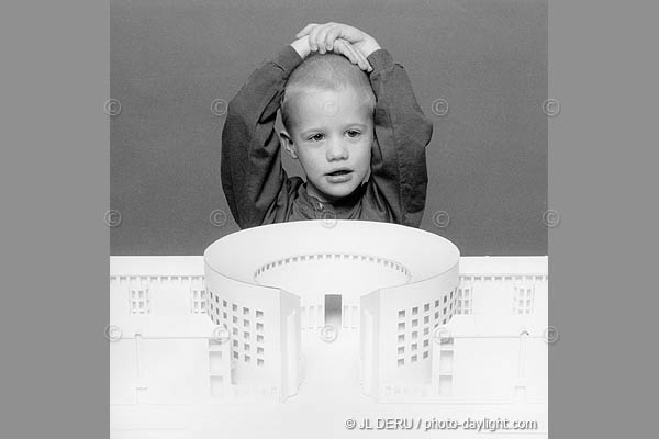 romain derrire la maquette du complexe KNSM d'Amsterdam - romain behind the  KNSM complex of Amesterdam model